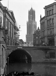 816787 Gezicht op de Stadhuisbrug te Utrecht, met links een gedeelte van het Stadhuis en op de achtergrond de Domtoren.